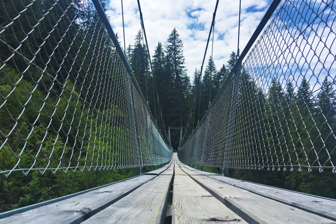 Ganz schön lang: die Gerüsttobelbrücke verbindet Pany mit dem Stelserberg