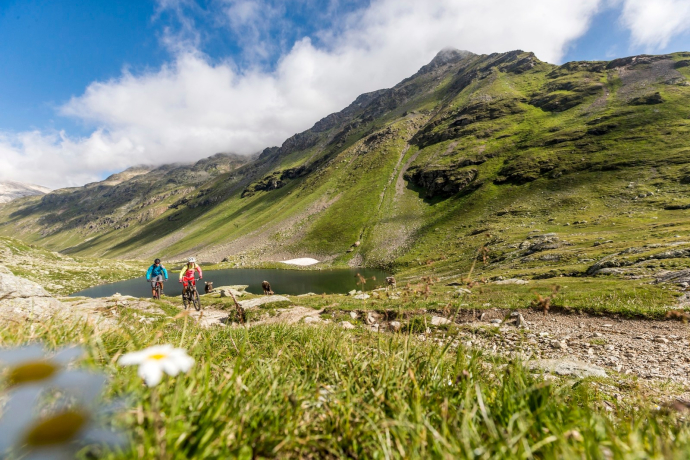 ENGADIN St. Moritz: Mountainbiker im Val Minor ENGADIN St. Moritz: Mountainbiker im Val Minor