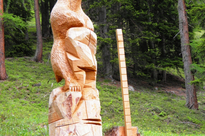 Bear sculpture in the forest «Il Denter»