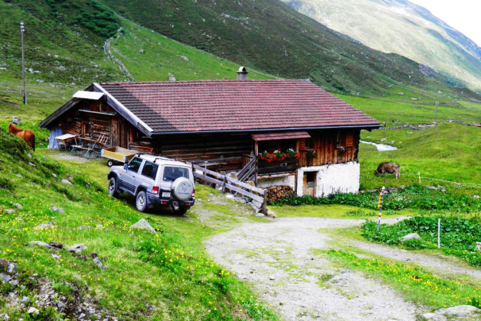 cosy mountain hut on Schürlialp