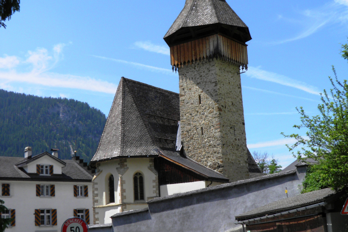 Église avec tour fortifiée à Langwies