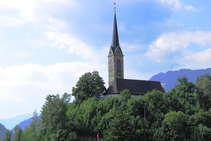 La chiesa di Tamins dal lato della montagna