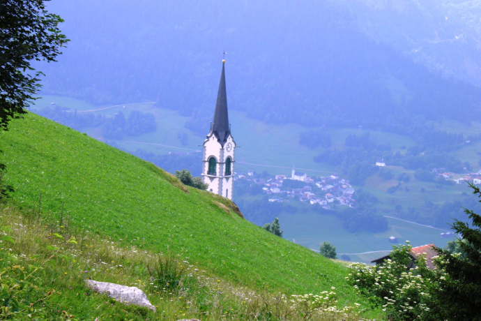 Ladir: ein Dorf am steilen Hang