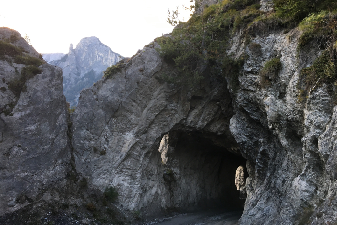 Felstunnel auf dem Abstieg vom Kunkelspass