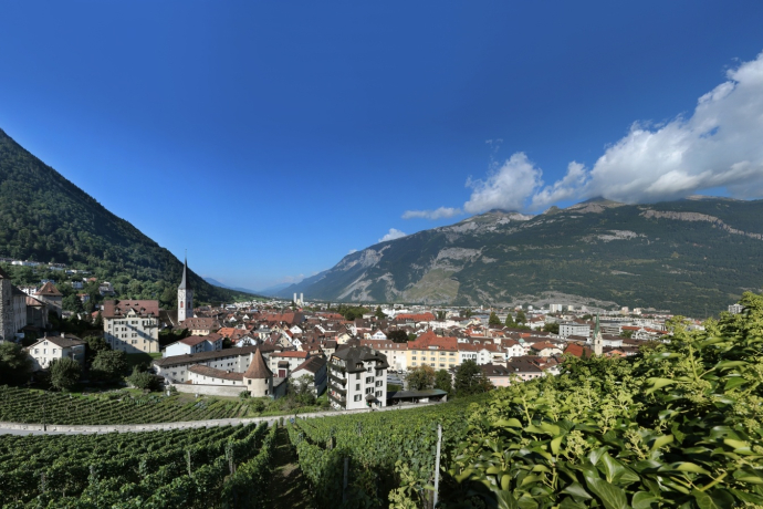 La città alpina di Coira con le montagne di Brambrüesch (a sinistra) e Calanda (a destra)