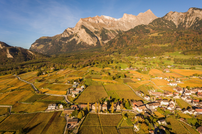 Maienfeld nel dominio dei Grigioni con la maestosa Falknis sullo sfondo.