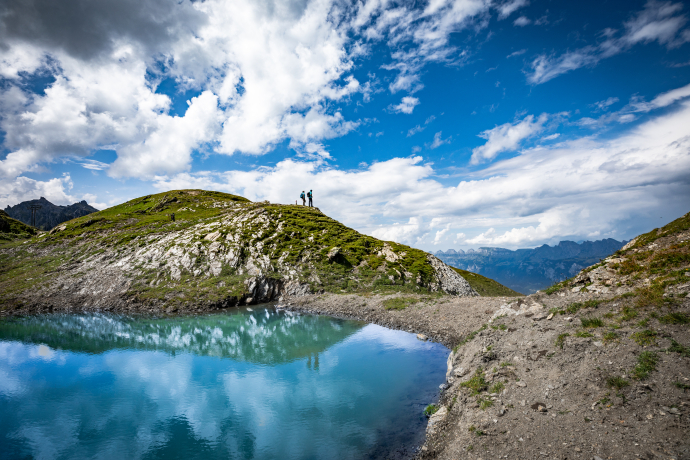 Wolken spiegeln sich im Wangsersee