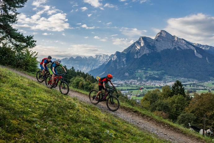auf der Heidiland Bike Tour mit dem Gonzen im Hintergrund