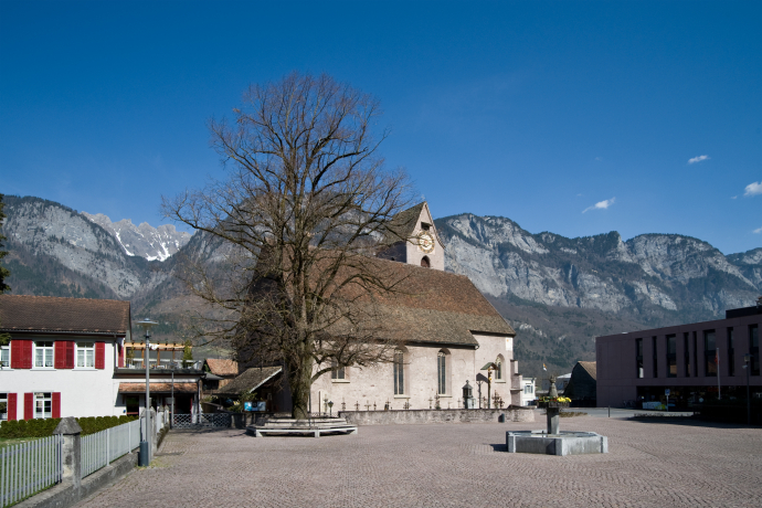 Kirche mit Kirchplatz und Linde
