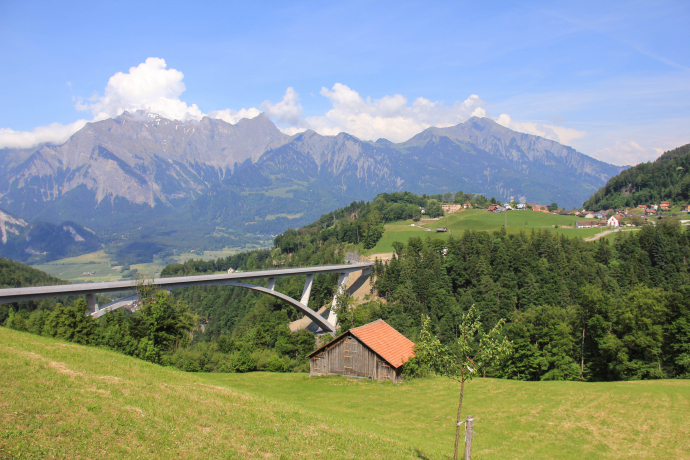 Blick auf die Taminabrücke und Pfäfers