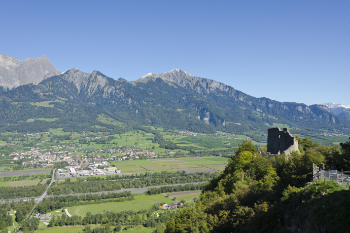 Burgruine Wartenstein mit Blick auf Maienfeld