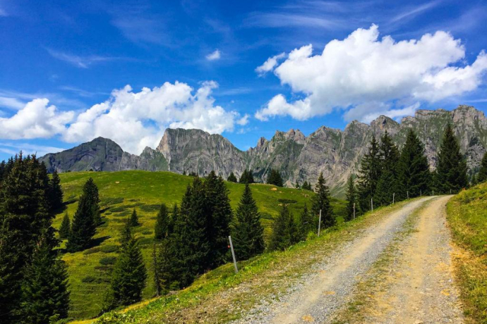 Western mountain restaurant Stralrüfi with Alvier chain