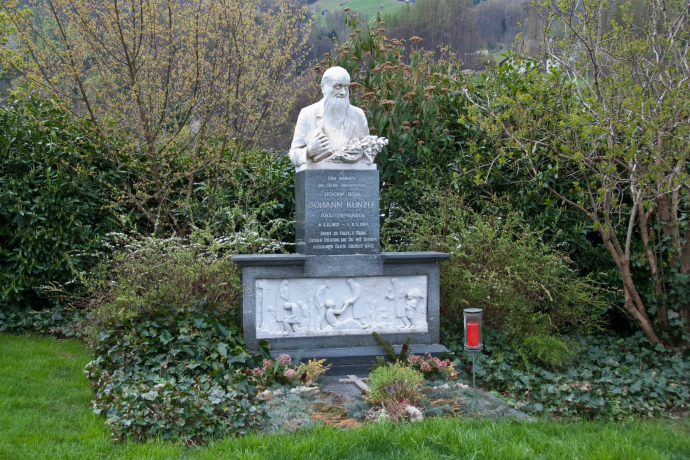 Grabstätte von Pfarrer Künzle