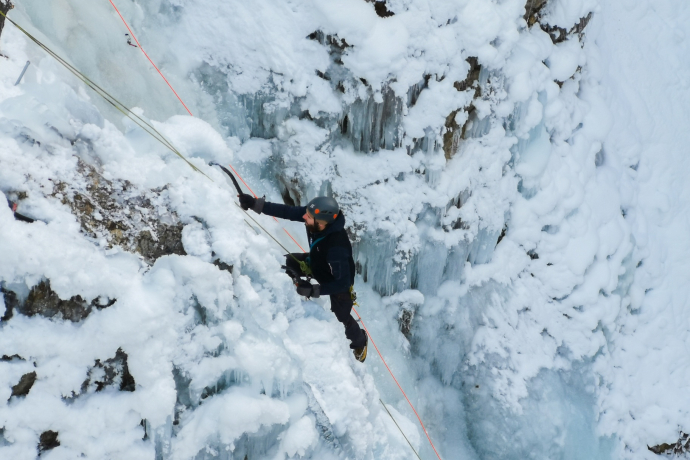 Eisklettern am Eisfall Clemgia bei Scuol im Engadin, Schweiz.
