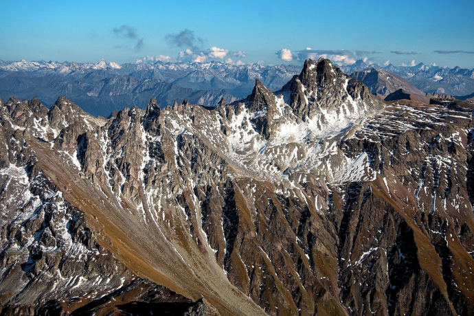 Die Gipfel des Pizols, darunter ist die Glarner Hauptüberschiebung erkennbar.