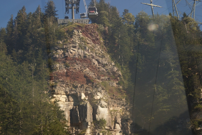 Spektakuläre rote Schiefer und helle Sandsteinschichten wechseln sich ab