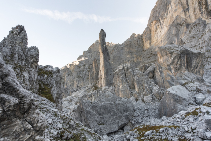Schijenzan mit Schijenwand im Hintergrund