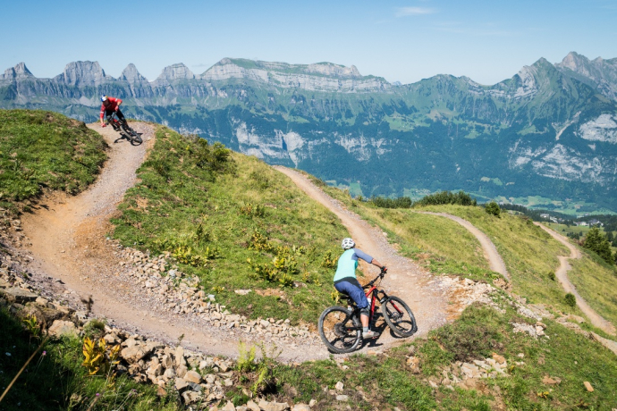 Abfahrt mit gigantischer Bergkulisse