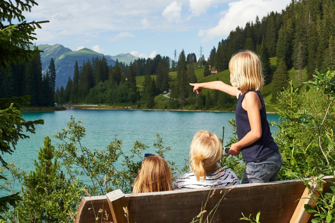 Familie beim Stausee