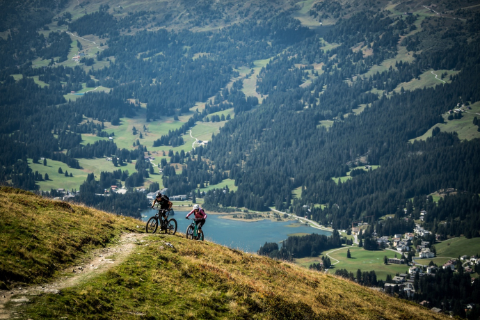 Höhenweg über Lenzerheide mit Blick auf den Heidsee