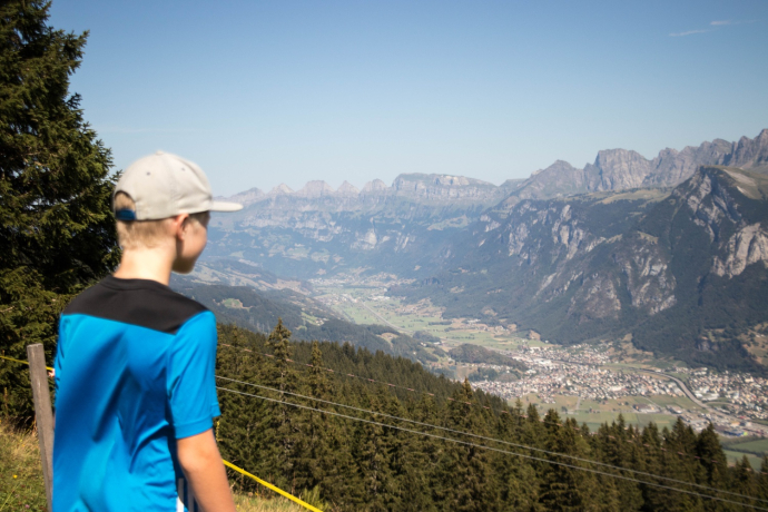 Along the Heidi Trail, hikers can expect a far-reaching view of the mountain panorama opposite.