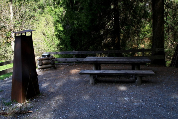 Grillplatz mit Steinbänkli rundherum auf einem Kiesplatz. Grillplatz mit Steinbänkli rundherum auf einem Kiesplatz.