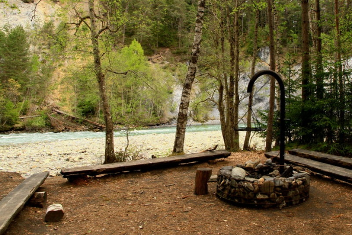 Grillstelle am Rhein mit Holzbänkli rundherum.