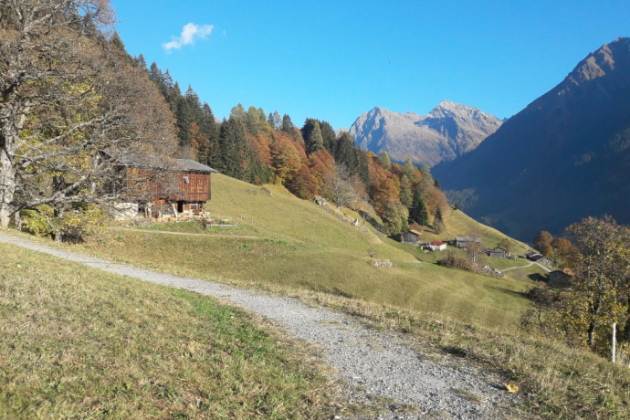 Bärgweg im Hintergrund der Hennägadä