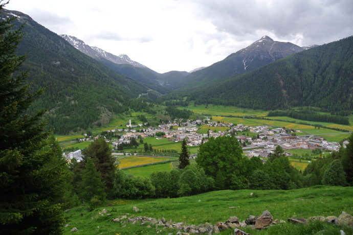 Vue de Piz d'Urezza en direction de Zernez et du col de l'Ofen Vue de Piz d'Urezza en direction de Zernez et du col de l'Ofen