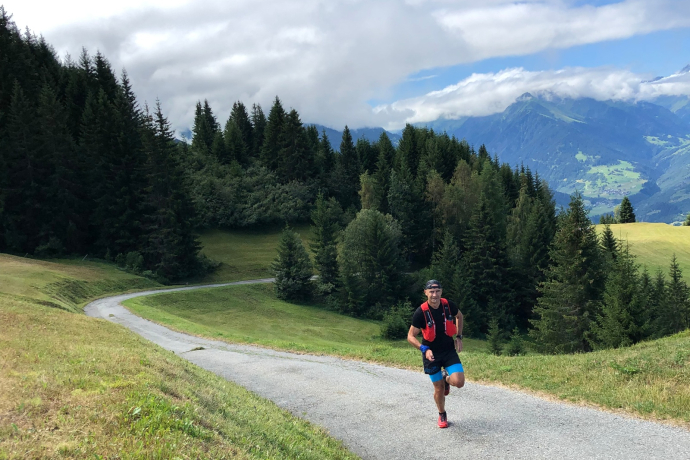 Wunderbar laufbare Bergstrasse in Richtung Alp da Sevgein