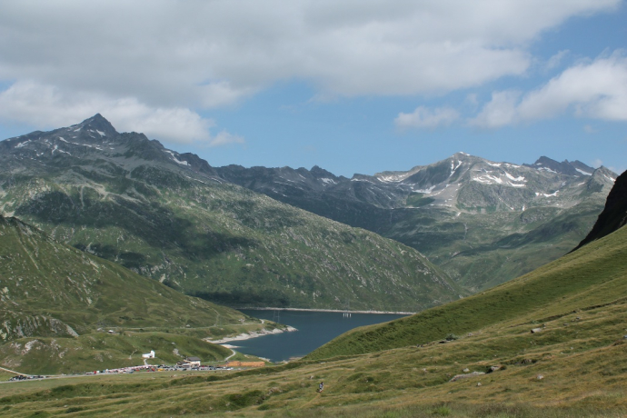 Passhöhe mit Stausee
