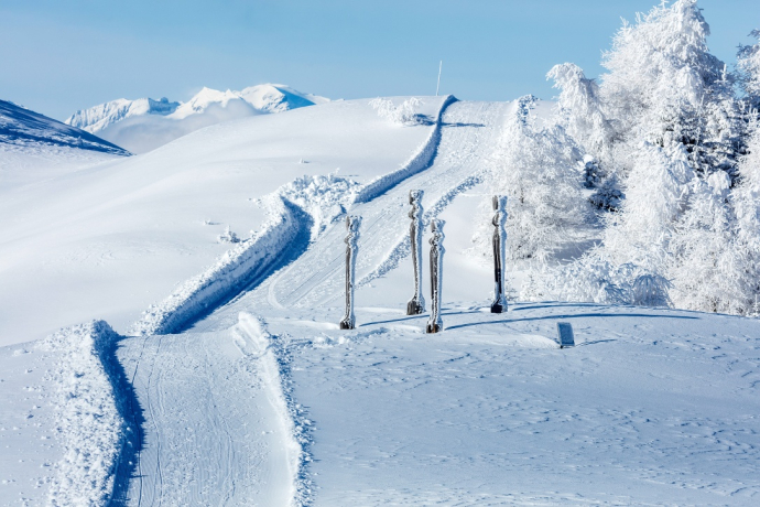 Winter hiking trail in Feldis