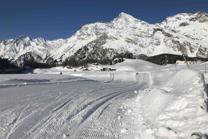 Das weite Tal bei Orden Dent mit Langlaufloipe und Wanderweg