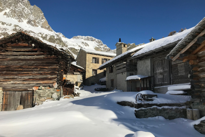 Le hameau de Blaunca, perché au-dessus du lac de Silser