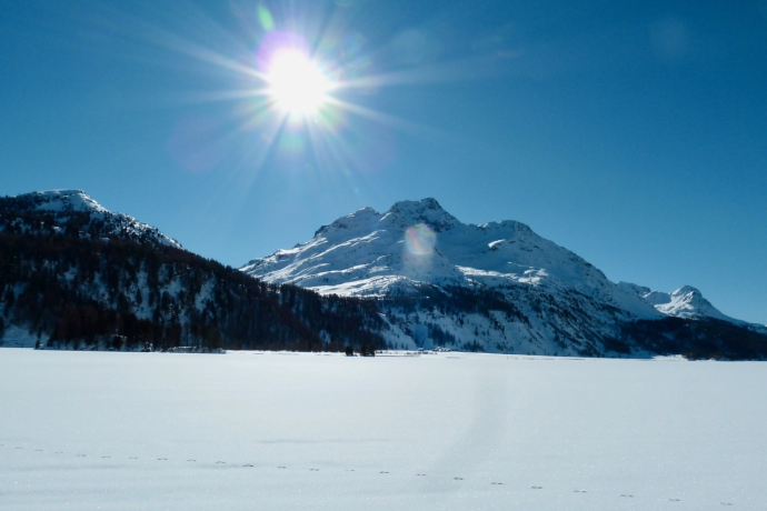 Einmalig: Blick vom Silsersee auf Isola und den Piz Margna