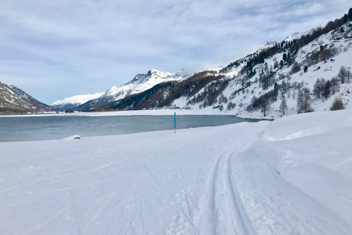 Hiking trail with a view of Isola (the cross-country ski track runs parallel)