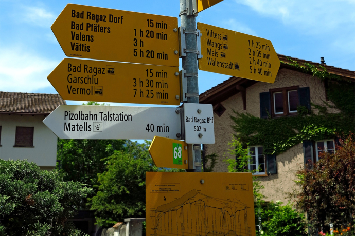 Wegweiser am Bahnhof Bad Ragaz.