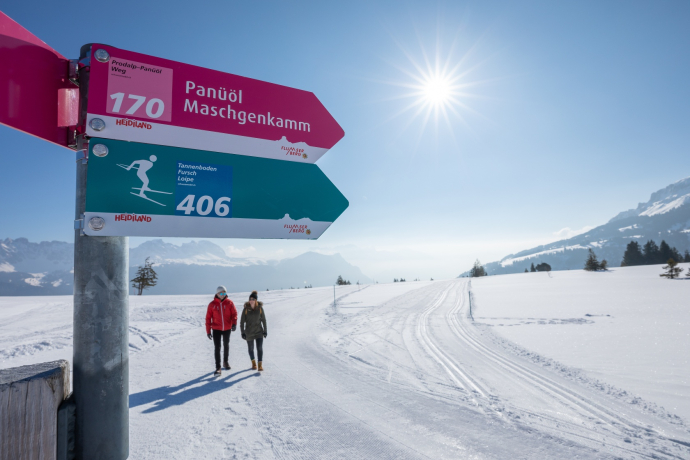Signposting on the winter hiking trail on the Flumserberg