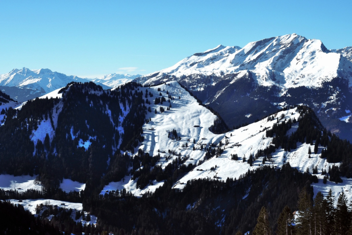 Blick von Grüsch-Danusa auf den Cyprianspitz (Bildmitte)