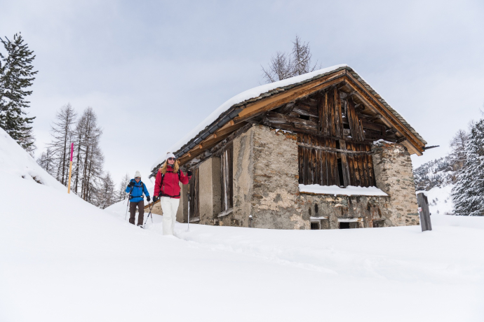 Vorbei an alten Ställen