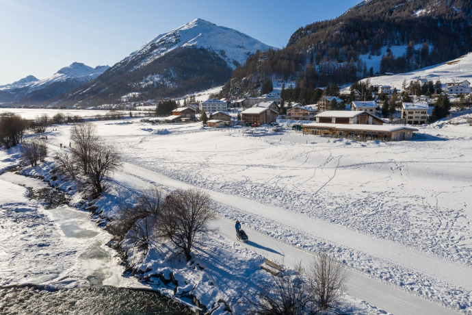 Blick auf Madulain, im Vordergrund der Winterwanderweg parallel zum Eisweg