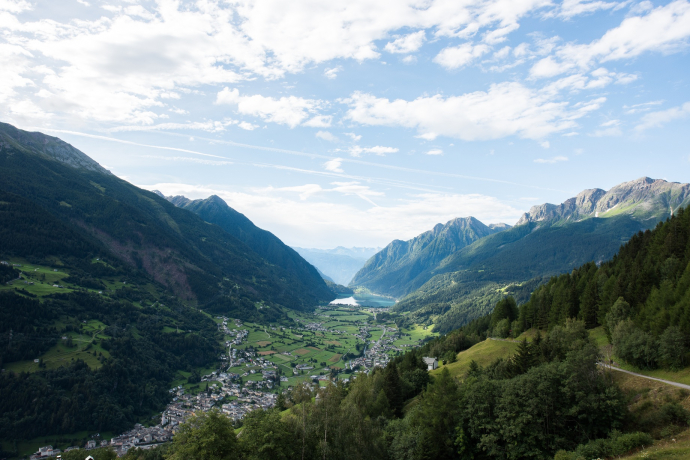 Auf dem Weg nach Alp Grüm öffnet sich immer wieder der Blick in die Val Poschiavo