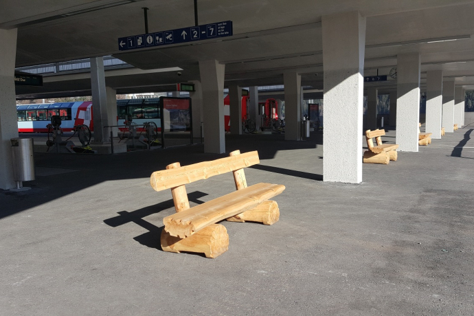 Bancs de la gare de St. Moritz (oua_50275310_image)
