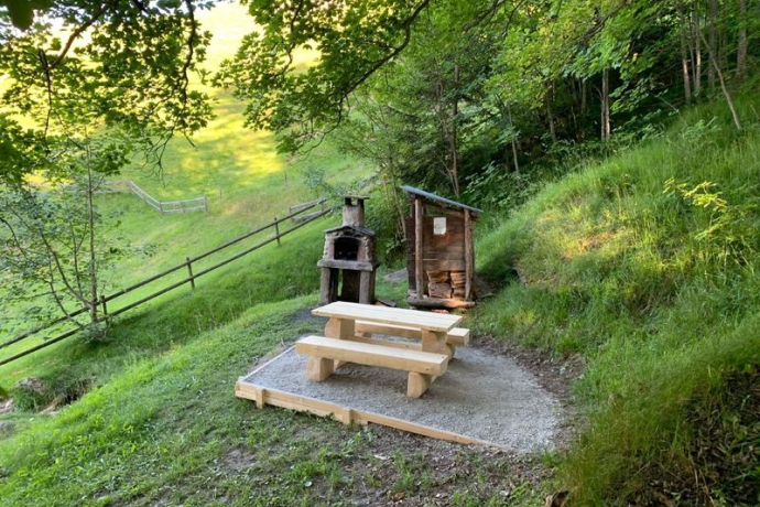 Grillstelle mit Sitzgelegenheit Grillstelle mit Sitzgelegenheit