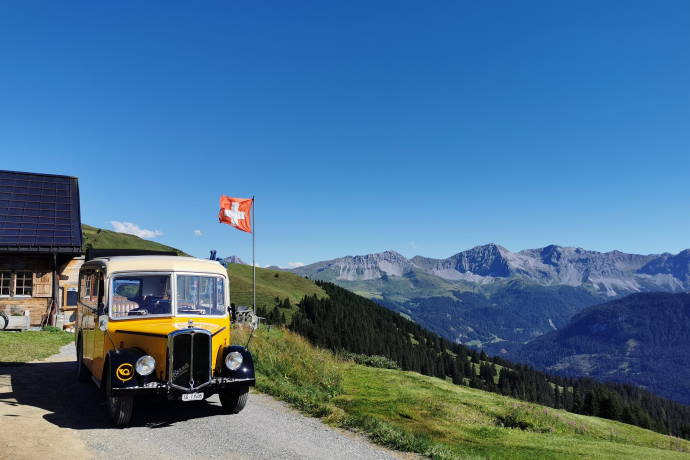 Nostalgic post bus at the Hochwanghütte