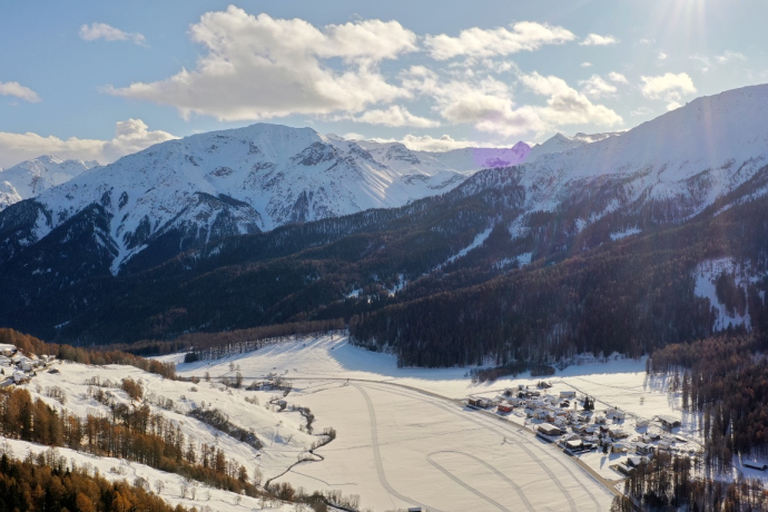 Blick auf das Dorf Fuldera sowie Fuldera Furom (Langlaufzentrum)