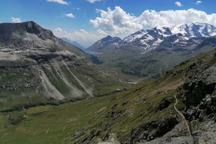 Blick zurück ins Val da Fain und auf den Lago Bianco