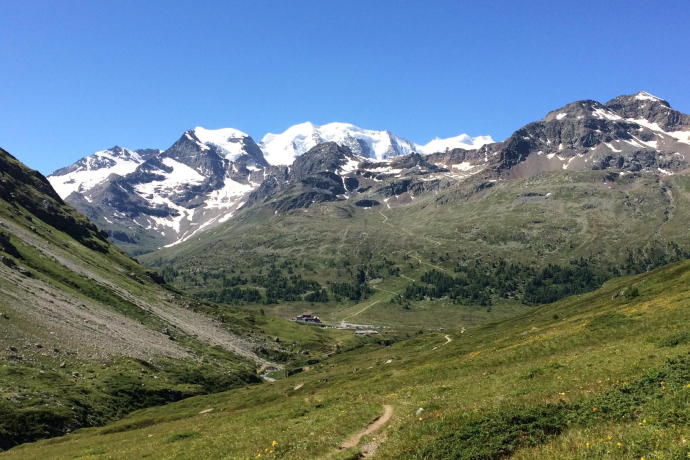 Vue sur le Piz Palü et la station aval du téléphérique de Diavolezza