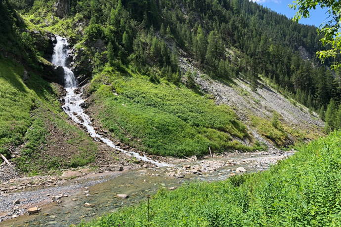 cascata vicino all'area barbecue