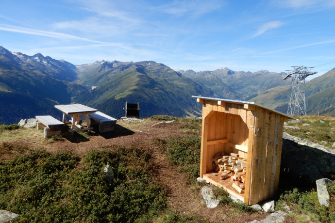 Feuerstelle mit Holzhäuschen